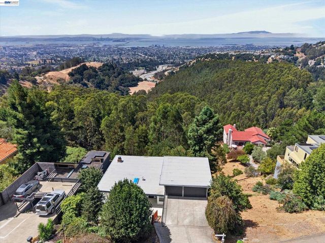 6077 Skyline Blvd, Oakland, CA 94611