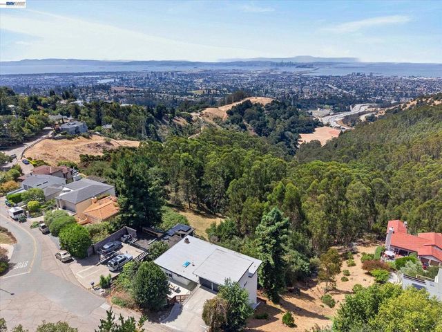 6077 Skyline Blvd, Oakland, CA 94611