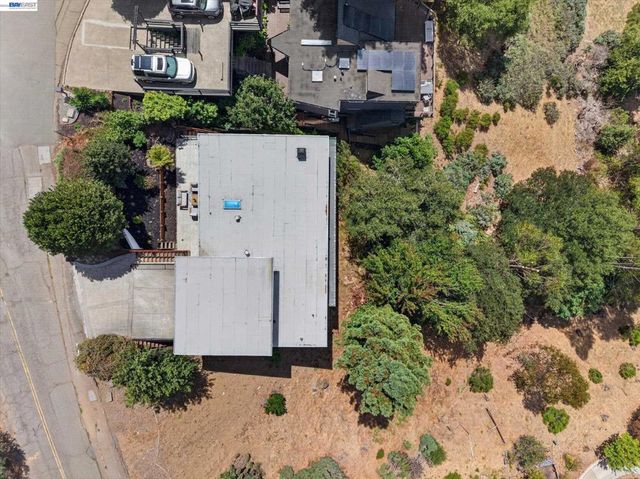 6077 Skyline Blvd, Oakland, CA 94611