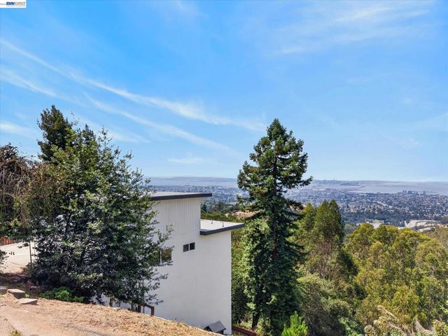 6077 Skyline Blvd, Oakland, CA 94611
