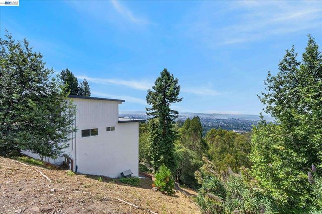 6077 Skyline Blvd, Oakland, CA 94611