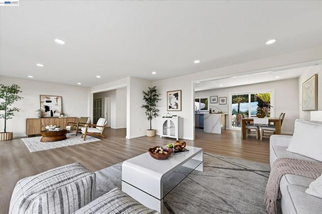 6077 Skyline Blvd, Oakland, CA 94611