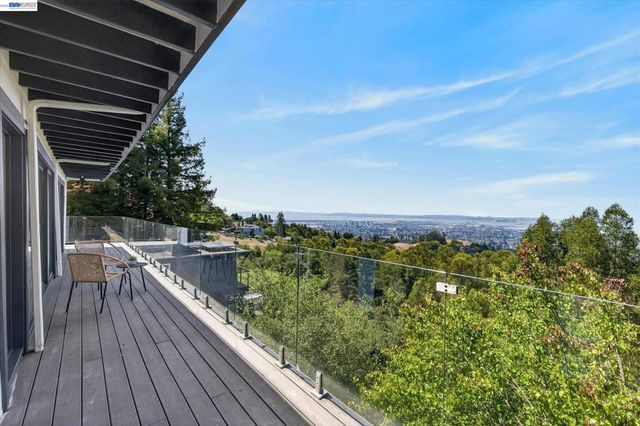 6077 Skyline Blvd, Oakland, CA 94611