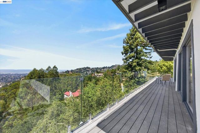 6077 Skyline Blvd, Oakland, CA 94611