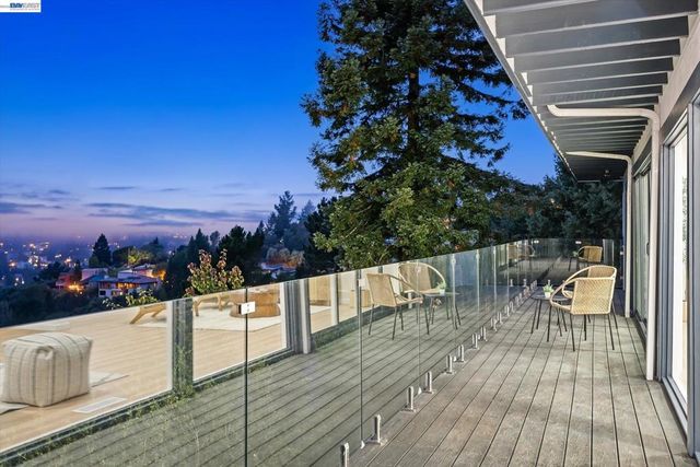 6077 Skyline Blvd, Oakland, CA 94611