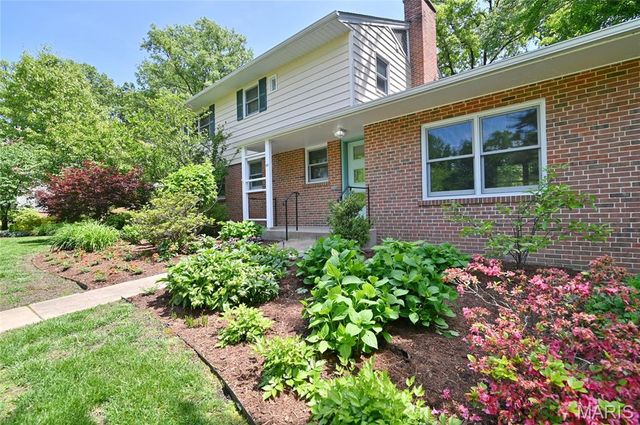 48 Webster Woods Drive, Webster Groves, MO 63119