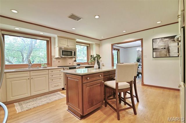 48 Webster Woods Drive, Webster Groves, MO 63119