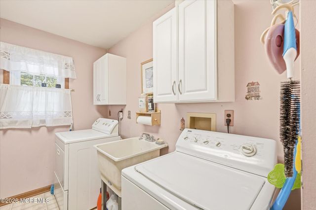 5 Mccaffery Road, Manalapan, NJ 07726