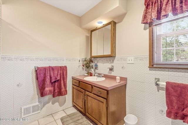 5 Mccaffery Road, Manalapan, NJ 07726