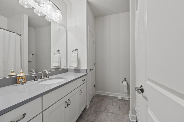 7678 Gateway Boulevard, Powell, OH 43065