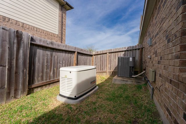 650 Harbor Colony Lane, La Marque, TX 77568