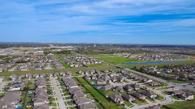 650 Harbor Colony Lane, La Marque, TX 77568