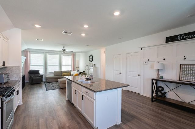 650 Harbor Colony Lane, La Marque, TX 77568