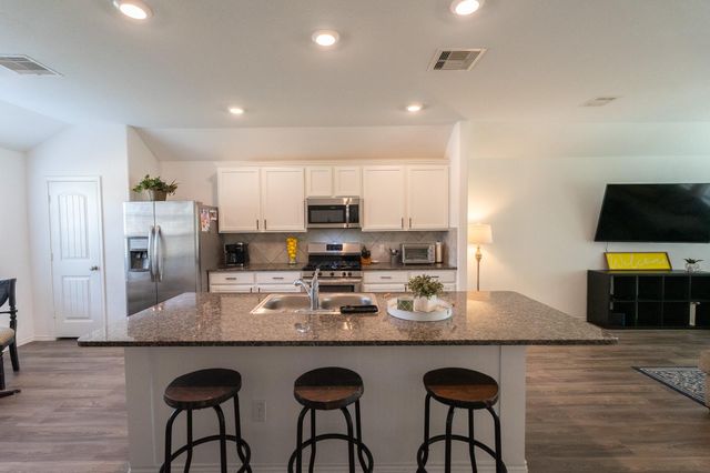 650 Harbor Colony Lane, La Marque, TX 77568