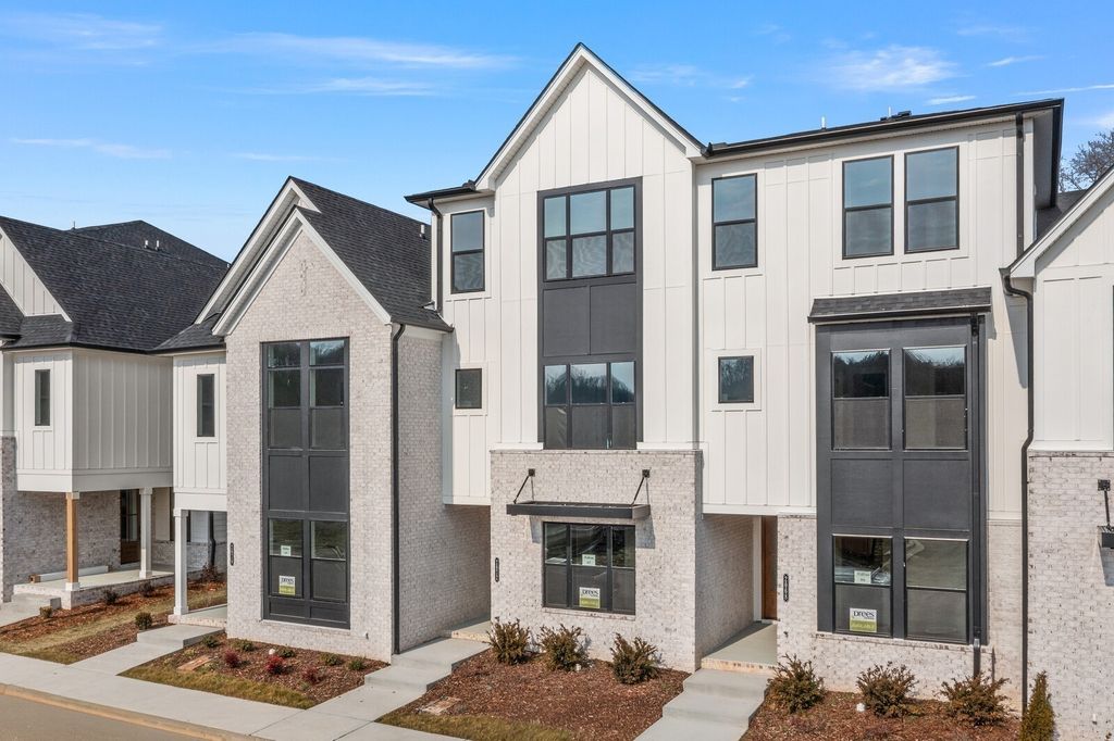 2072 Conductor Ln, Thompsons Station, TN 37179