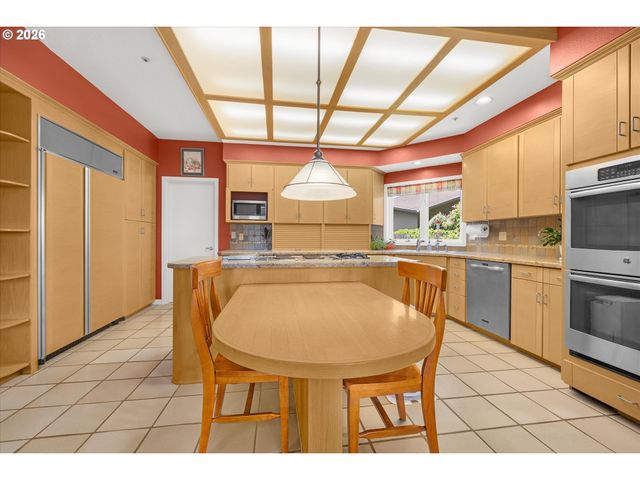 704 SUMMIT St, Oregon City, OR 97045