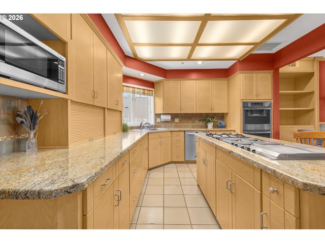 704 SUMMIT St, Oregon City, OR 97045