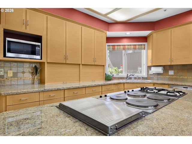 704 SUMMIT St, Oregon City, OR 97045