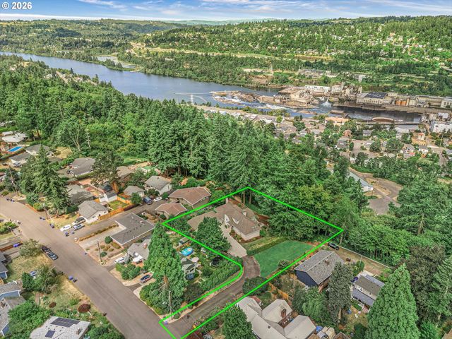 704 SUMMIT St, Oregon City, OR 97045