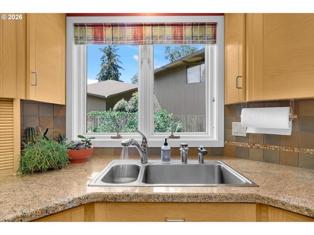 704 SUMMIT St, Oregon City, OR 97045