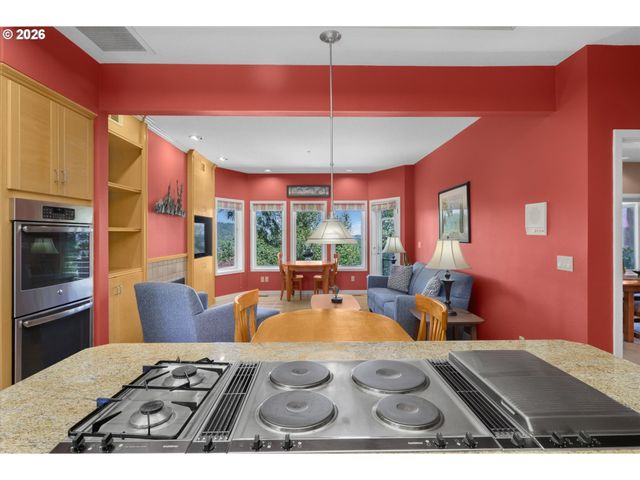 704 SUMMIT St, Oregon City, OR 97045