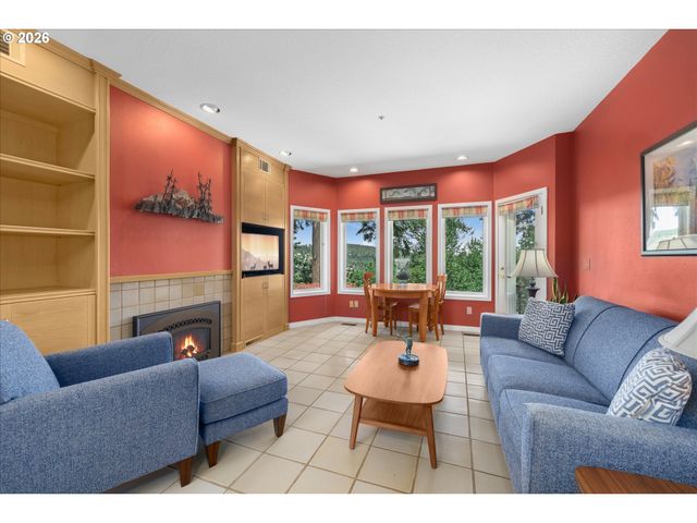 704 SUMMIT St, Oregon City, OR 97045