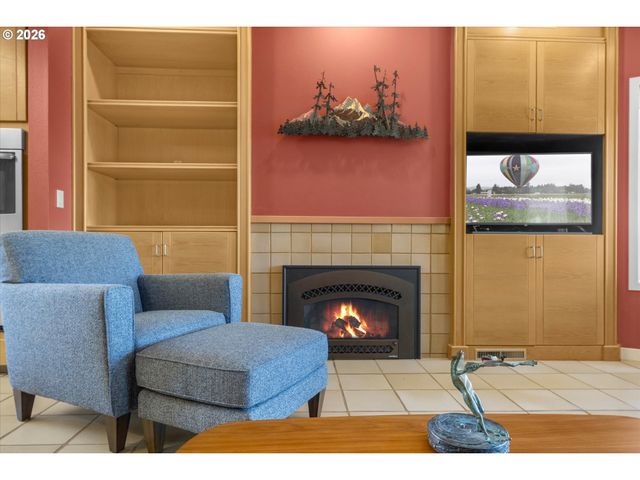 704 SUMMIT St, Oregon City, OR 97045