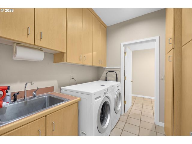 704 SUMMIT St, Oregon City, OR 97045