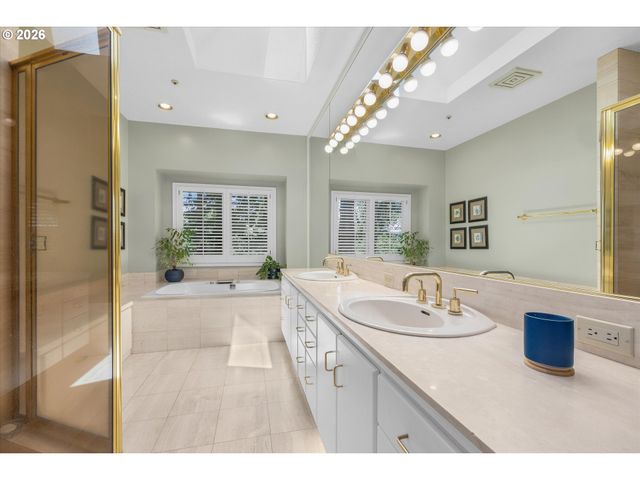 704 SUMMIT St, Oregon City, OR 97045