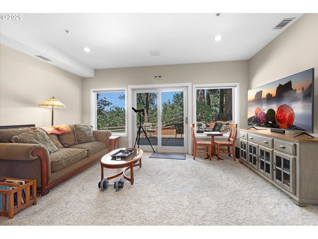 704 SUMMIT St, Oregon City, OR 97045