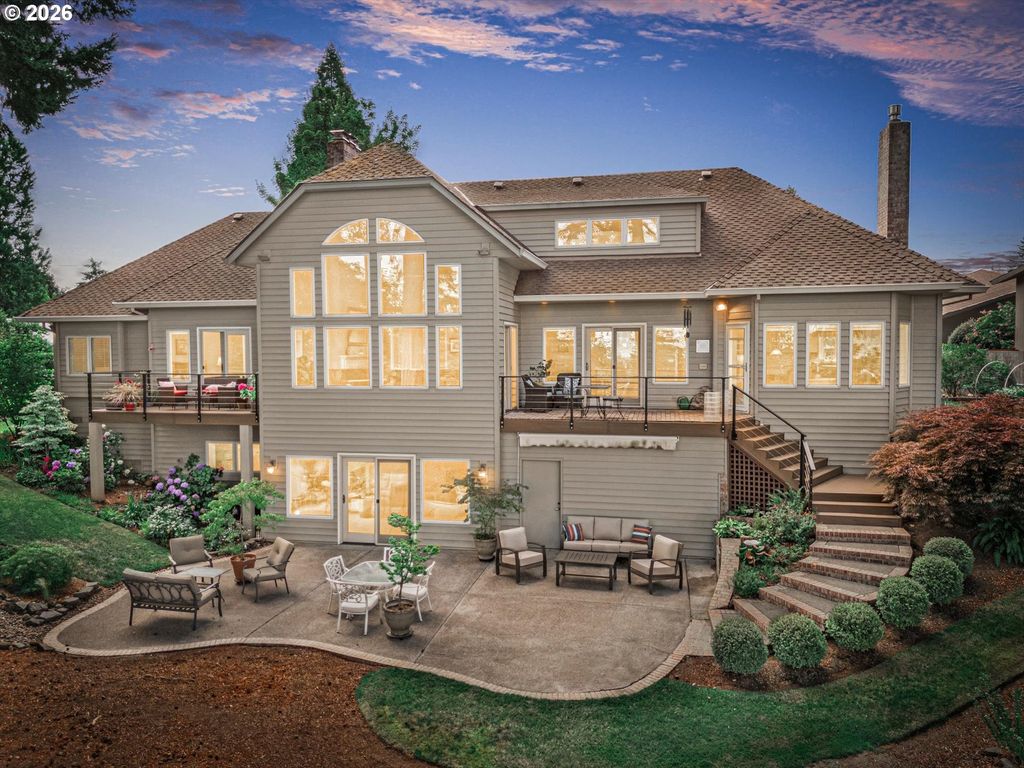704 SUMMIT St, Oregon City, OR 97045
