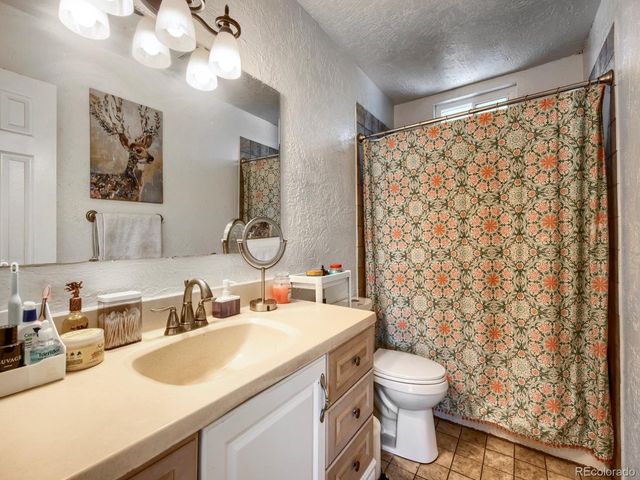 15562 E Bails Dr, Aurora, CO 80017