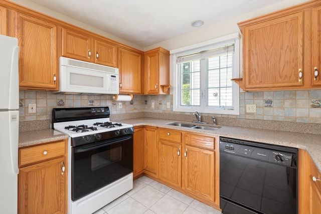 52 Birdie Ln 52, Tewksbury, MA 01876