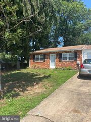 5 TOPAZ DR, Newark, DE 19702