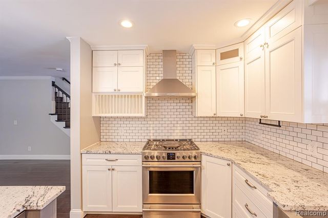 800 Grampian Avenue, Lake Orion, MI 48362