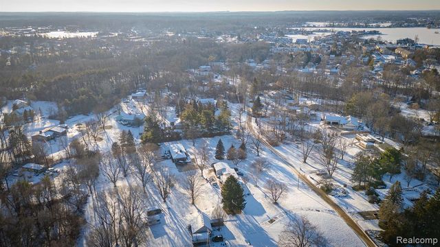 800 Grampian Avenue, Lake Orion, MI 48362