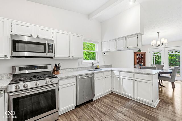 611 Sunblest Boulevard S, Fishers, IN 46038
