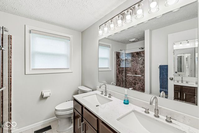 611 Sunblest Boulevard S, Fishers, IN 46038