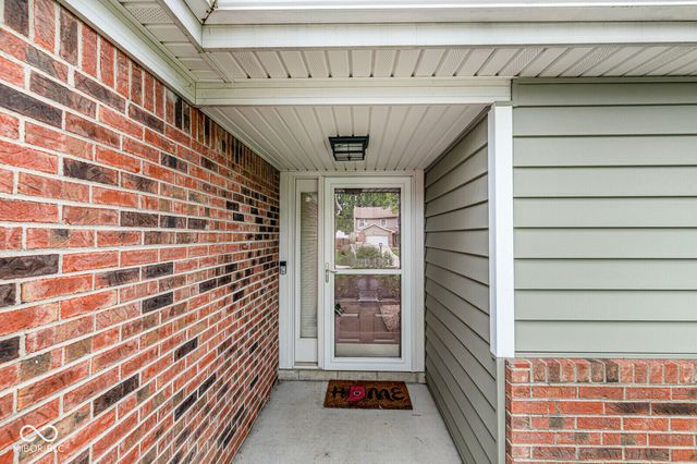 611 Sunblest Boulevard S, Fishers, IN 46038