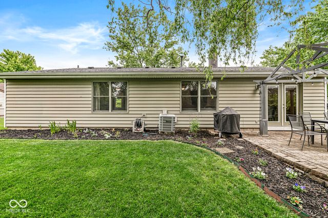 611 Sunblest Boulevard S, Fishers, IN 46038