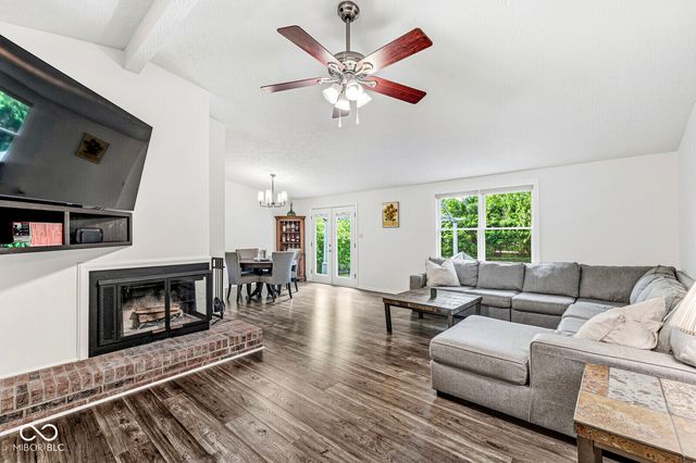 611 Sunblest Boulevard S, Fishers, IN 46038