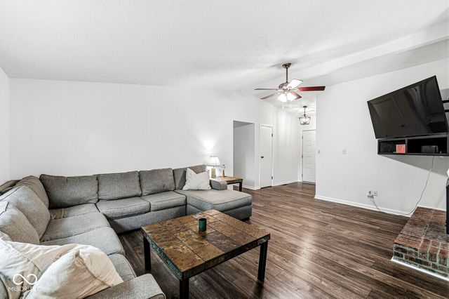 611 Sunblest Boulevard S, Fishers, IN 46038