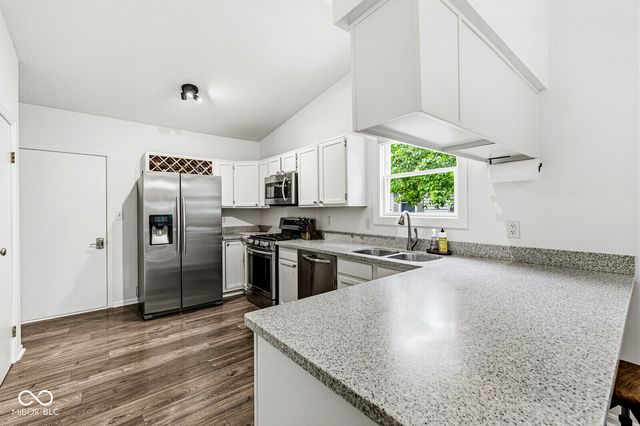 611 Sunblest Boulevard S, Fishers, IN 46038