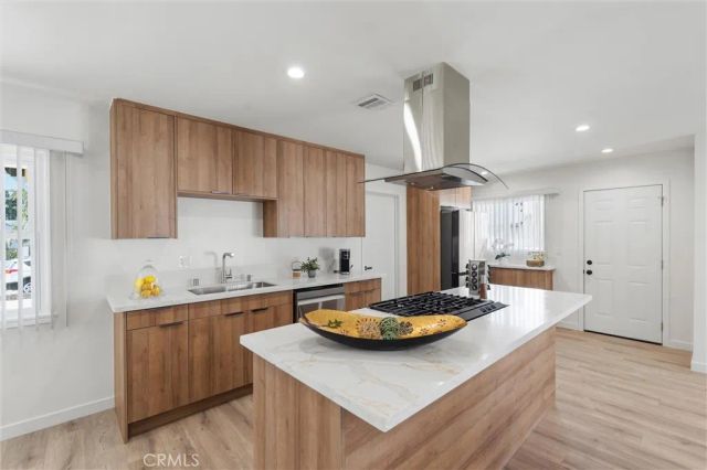 13739 Wyandotte, Los Angeles, CA 91405