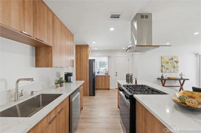 13739 Wyandotte, Los Angeles, CA 91405