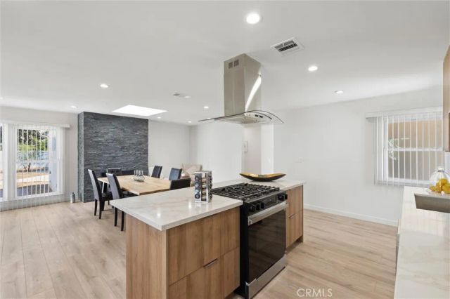 13739 Wyandotte, Los Angeles, CA 91405