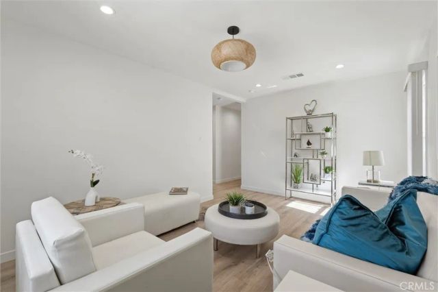 13739 Wyandotte, Los Angeles, CA 91405