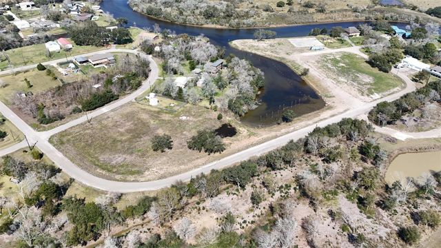 607 Glen Cove-Cr 730, Liverpool, TX 77577