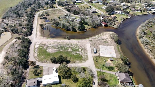 607 Glen Cove-Cr 730, Liverpool, TX 77577