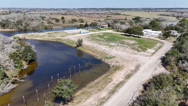 607 Glen Cove-Cr 730, Liverpool, TX 77577